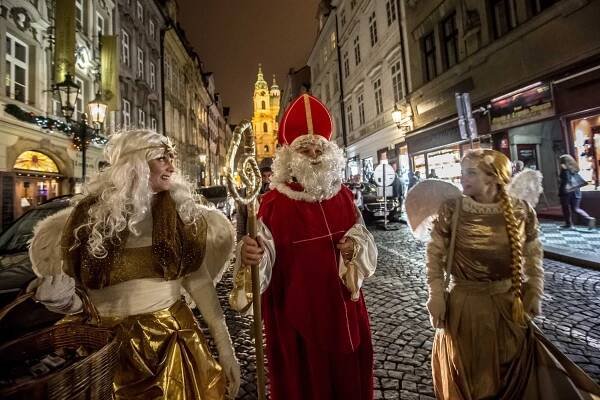 OBRAZEM: Prahou prošli Mikuláši, čerti a andělé