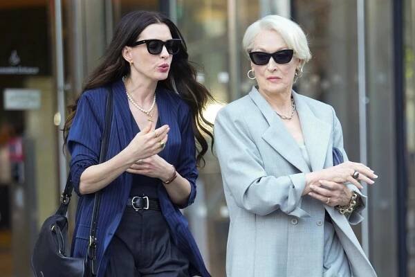 Ďábel nosí Pradu 2: Meryl Streep vypadá úžasně. Nestárne díky účesu a make-upu. Anne Hathaway dospěla