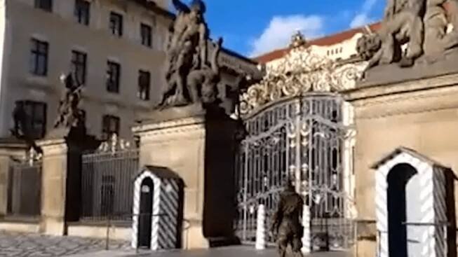 Drama na Pražském hradě. Muži, který chtěl vniknout do areálu, hrozí léta vězení