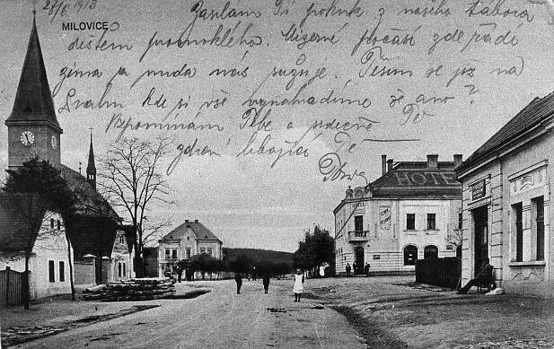 Milovice, západní část návsi s kostelem a hotelem; před rokem 1913 (sbírka Jiřího Fiedlera).
