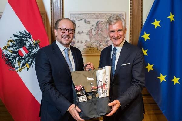 Soubor:Amtsübergabe von Bundeskanzler Alexander Schallenberg an den neuen Außenminister Michael Linhart 12.10.2021 02.jpg