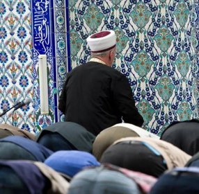 ARCHIV - Muslime beten am 26.05.2015 im Gebetsraum der DiTiB-Moschee in Stuttgart. (zu dpa «Innenminister: Türkische Finanzierung von Ditib-Moscheen bedenklich» vom 20.10.2017) Foto: Daniel Naupold/dpa +++(c) dpa - Bildfunk+++ | Verwendung weltweit