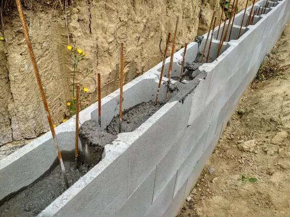 Lití základových pásů pod opěrnou zeď - New Home Invest
