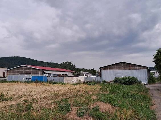 Bezmála čtrnáctihektarový brownfield v brněnských Žabovřeskách. V minulosti tam fungovalo jednotné zemědělské družstvo, dnes je lokalita až na výjimky téměř opuštěná.
