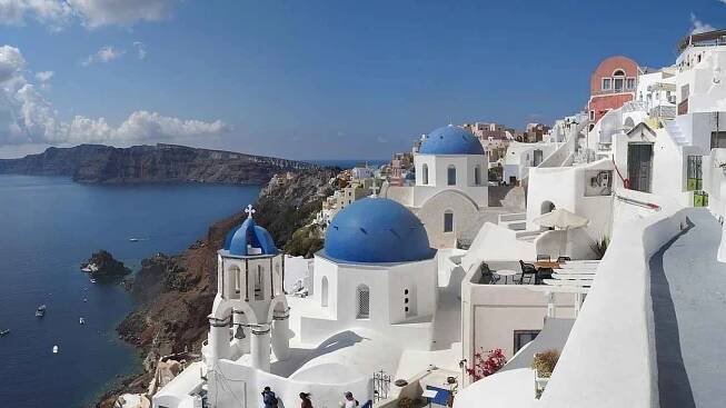 Turisté, vraťte se domů. Řecké Santorini chce omezit počet návštěvníků