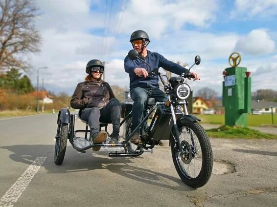 Ženu nechám doma, ale co pes? Český moped uveze na sajdkáře Velorex i dva sudy piv