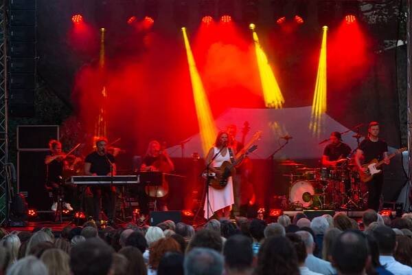 Koncert Anety Langerové rozezněl parkán | Divadlo Tramtarie Olomouc