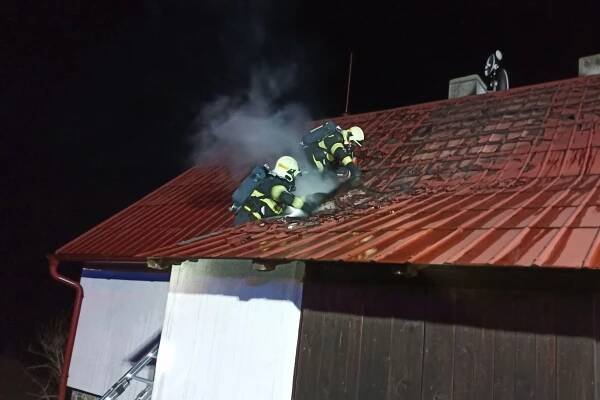 Krušná noc hasičů, zasahovali u autonehody i u požáru chalupy - ZLIN.CZ