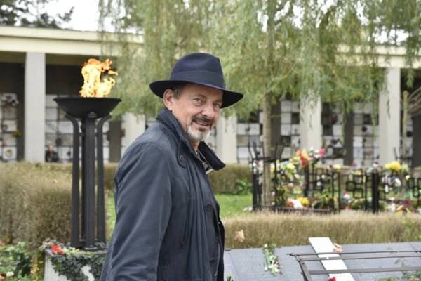 FOTO: Otakar Brousek na pohřbu Josefa Somra. – stránka 3