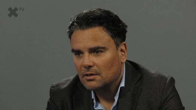 XTV.cz - „Signatář anticharty Jan Hrušínský kádruje lidi, že jsou komouši, a chce jen peníze. Je nemocný. Dominátore, prosím, prezidentskou kandidaturu neodkládej! Zvedni to teď.“ – vzkazuje Petr Holec.