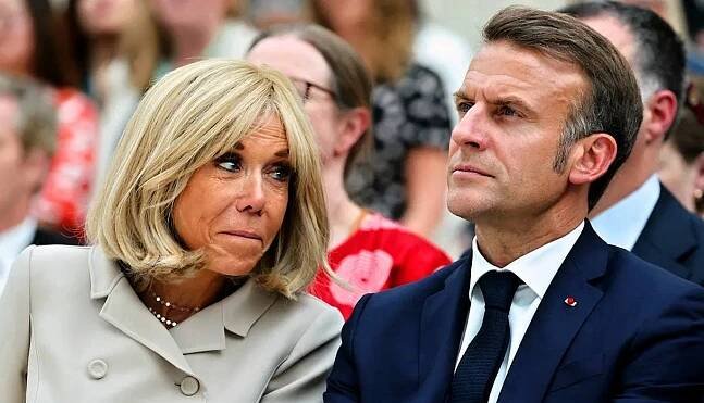 Je Macron ženatý s mužem? Obžalovaná americká influencerka žádá o nezávislé lékařské vyšetření, aby se zjistilo, zda je Macronová žena