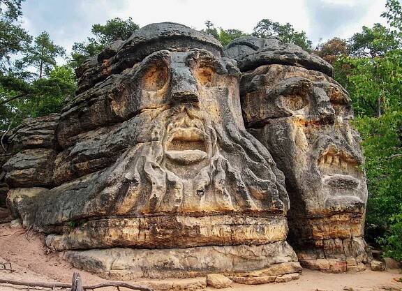 Čertovy hlavy - monumentální tváře vytesané do skály od Václava Levého
