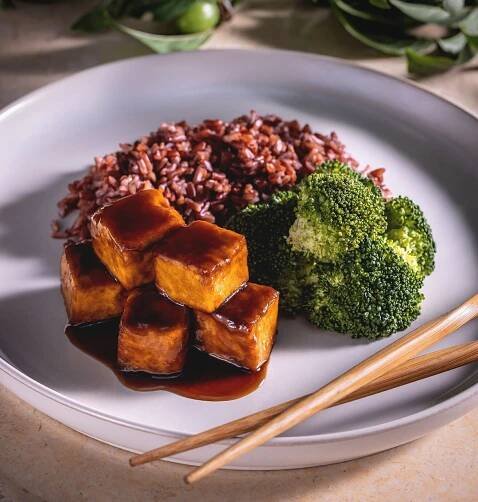 Do křupava pečené tofu s teriyaki omáčkou, brokolicí a hnědou rýží