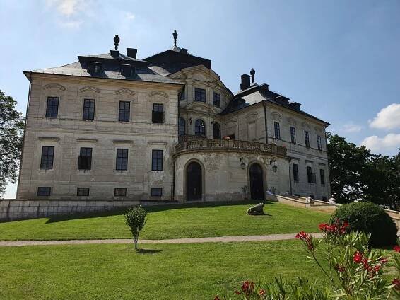 Mám ráda architekturu. Mám ráda baroko. Mám ráda Santiniho. - E-trasy