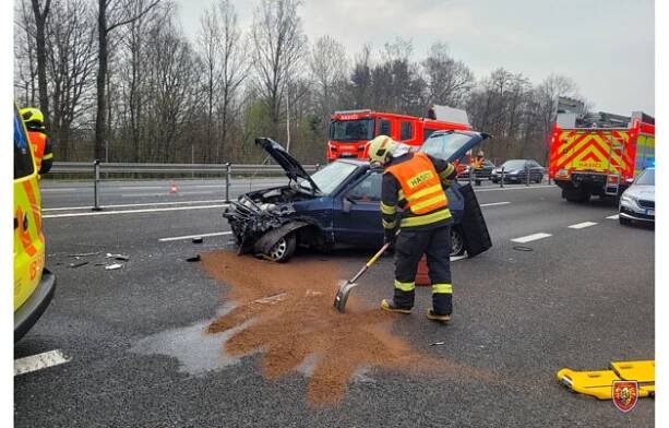 Vážná dopravní nehoda na I/56, řidič zůstal zaklíněn ve vozidle