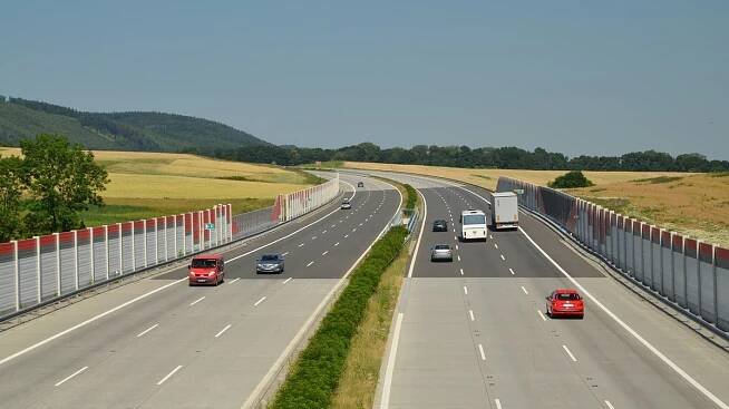 Za podjíždění na dálnici vyfasujete hodně tučný flastr. Ale jsou tady dvě beztrestné výjimky... - Garáž.cz