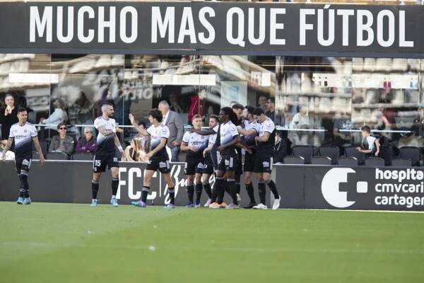 Los jugadores del Cartagena celebrando un gol
