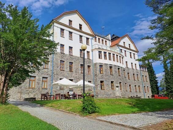VELKÉ LOSINY - FOOTHILL SPA VELKÉ LOSINY — Den architektury