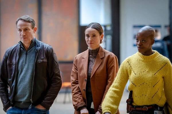 "Tatort: Im Wahn": BKA-Kommissar Thorsten Falke (Wotan Wilke Möhring) bekommt Unterstützung vbon Yael Feldman (Peri Baumeister) und Anaïs Schmitz (Florence Kasumba).