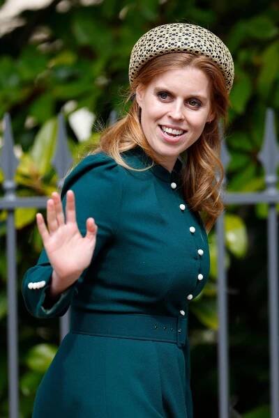 Prinzessin Beatrice winkt in einem grünen Kleid