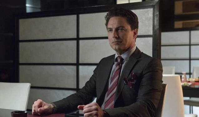 Arrow - Důvěřuj ale prověřuj - Z filmu - John Barrowman