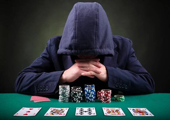 Hráč pokeru na černém pozadí — Stock obrázek