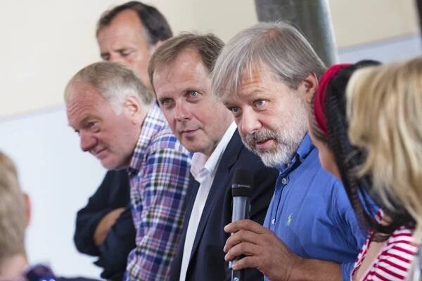 Generální ředitel ČT Petr Dvořák a autor nového seriálu Radek Bajgar (s mikrofonem). Foto: ČT