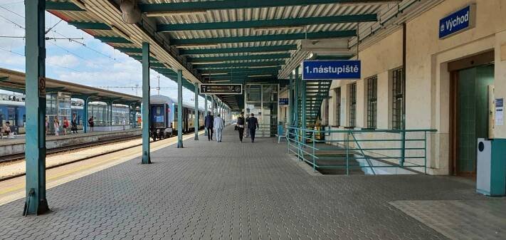 Hradec Králové, hlavní nádraží, 1. nástupiště u koleje 1