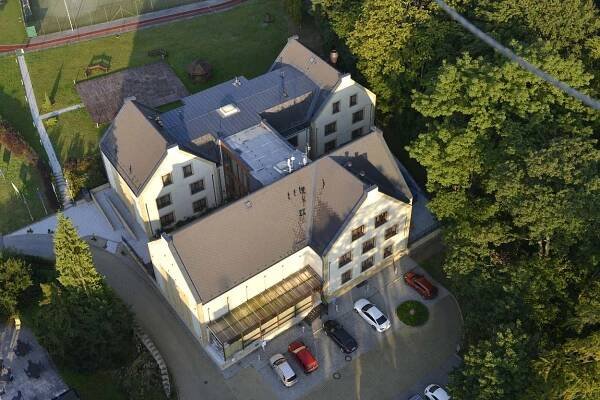 MOŽNOSTÍ PRO NOVÝ DOMOV DŮCHODCŮ V KRAJI JE NĚKOLIK. JEDNOU Z NICH JE I BÝVALÝ ZÁMECKÝ HOTEL SYCHROV - Turnovsko v akci