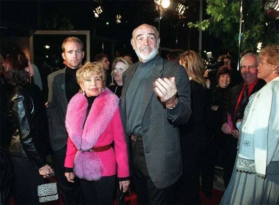 Sean Connery se svou druhou ženou Micheline Roquebrune. Foto z roku 1998 Profimedia