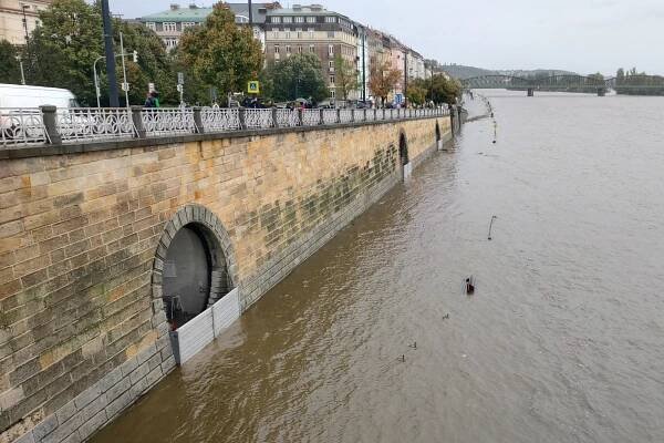 Soubor:Rašínovo nábřeží (near Palacký bridge) riverside during 2024 September floods, Prague, Czechia.jpg – Wikipedie