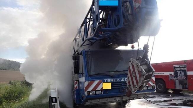 Požár autojeřábu na dálnici D5