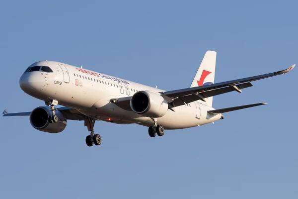 Čínský pokus o rozbití,věčného‘ duopolu. Letoun Comac C919 zahájil komerční provoz, má konkurovat menším boeingům a airbusům
