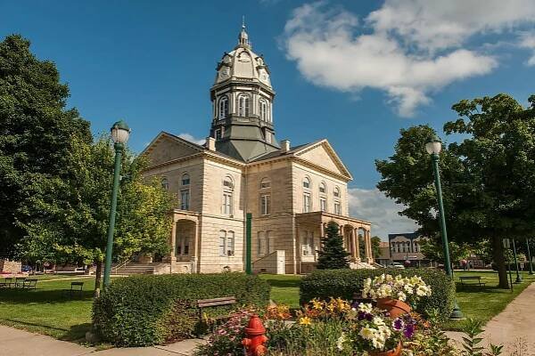 8 Most Charming Town Squares In Iowa