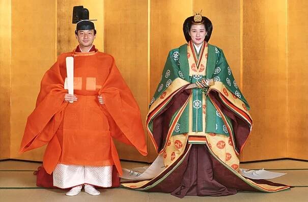 Soubor:Emperor Naruhito and Empress Masako in formal wedding robes.jpg – Wikipedie