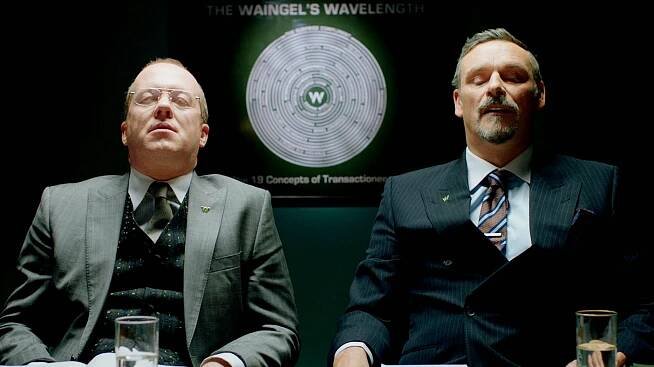 Filmový postřeh: Takové krásné šaty překvapí i hledače „bizáru“