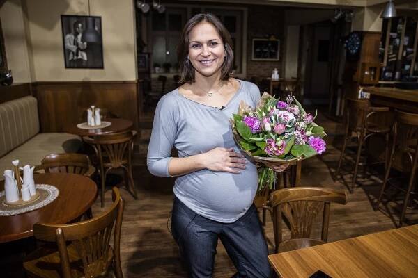 Pokročilé těhotenství maskovali svetry, stolem i polštáři: Kdy se Kristýna Hrušínská z Ulice vrátí na obrazovku?