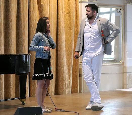 Radim Schwab a host Marianna Polyáková – 860. chrudimský hudební večer 2.6.2022 - Chrudimská beseda