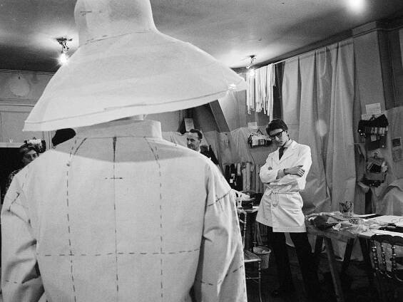 Pierre Boulat. Preparing the first collection in his own name.
Review by the boss – January 1962
"That day he was not happy! "(Pierre Bergé)