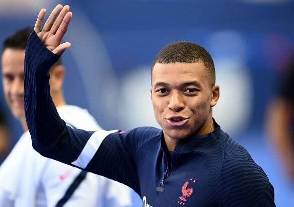 Kylián Mbappé oznámil vedení Paris Saint-Germain, že chce po sezóně odejít. Kdo je největším zájemcem?