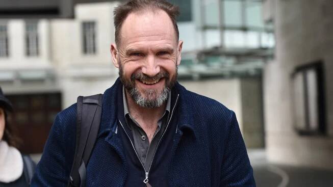 Ralph Fiennes nikdy nevypadal lépe: Kvůli roli radikálně zhubnul a ukázal pekáč buchet – eXtra.cz