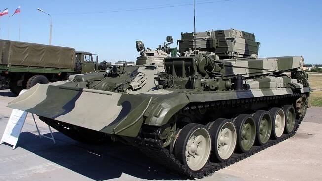 Video: ruská armáda chtěla odtáhnout tank T-72B3 speciálním vozidlem, ale najelo na minu a oba pak dodělaly drony