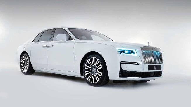 Tahle automobilka rozhodně neukazuje novinky každý den. Rolls-Royce Ghost ve druhé generaci necouvl proti emisím ani o píď!