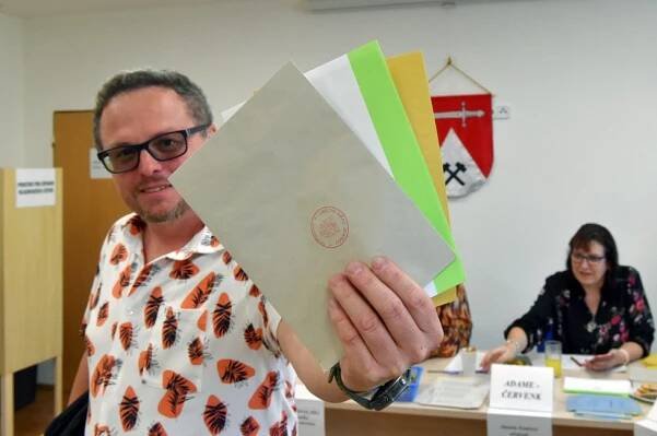 Referenda na okupované Ukrajině: Ruští vojáci míří zbraněmi na voliče?! A zaznamenávají jména odpůrců