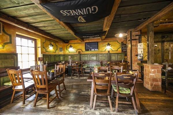 Masové prkno v irské restauraci: křídla, žebra, hovězí steak i krevety