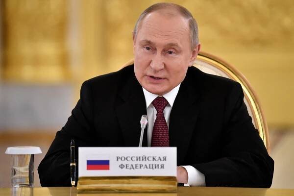 Putin skončí v sanatoriu a puč nebude třeba, říká bývalý šéf špionů. Stáhne se Rusko z Ukrajiny?