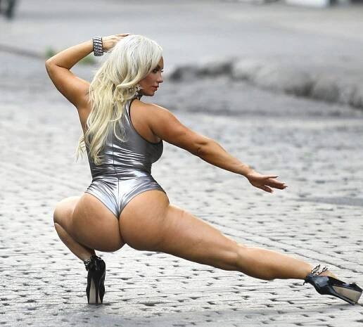 Odpudivá podívaná: Coco Austin se nasoukala do o několik čísel menších bikin. Takhle to dopadlo