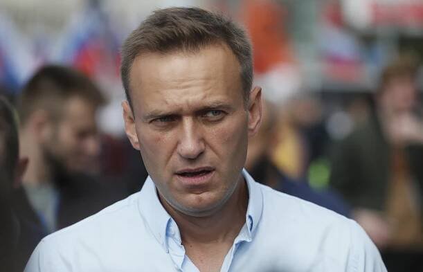Po údajné otravě převezou šéfa ruské opozice do Německa. Bojuje o život