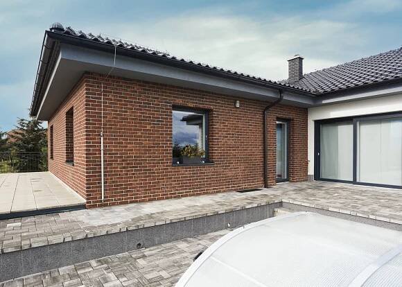 Bungalov částečně zapuštěn do svahu