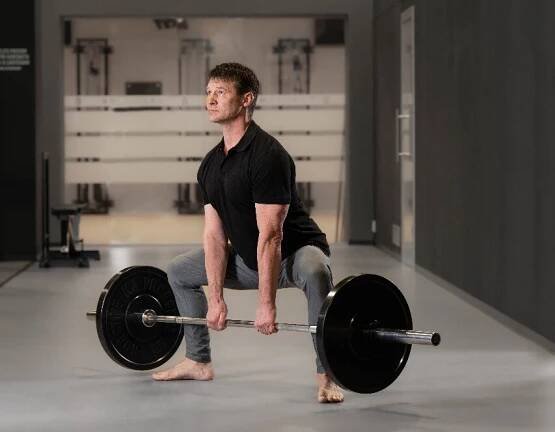 DŘEP, MRTVÝ TAH, TLAK NAD HLAVU, FLOOR PRESS SE ZDRAVOU PÁTEŘÍ